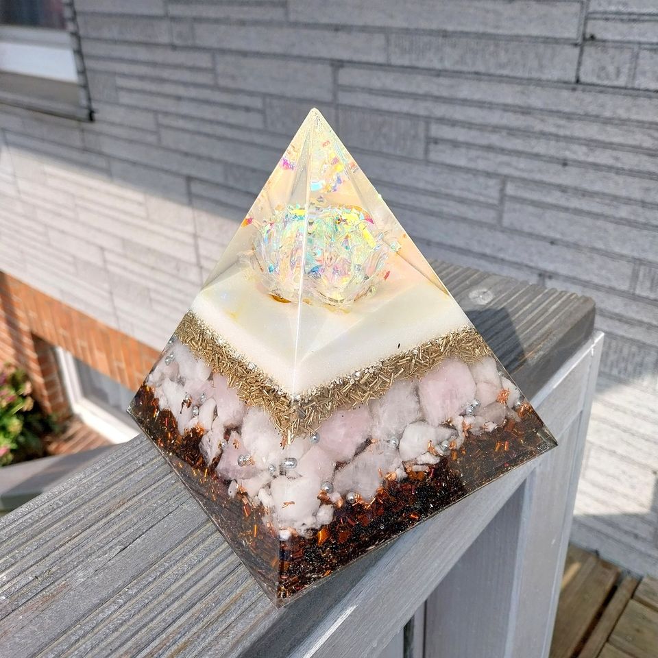 Orgonit Energie Pyramide 14 cm | mit schimmernder Rose | Orgon in Lindhorst