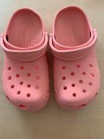 Hausschuhe Crocs Kinder Gr. 30/31 Farbe Lachs Bayern - Bad Staffelstein Vorschau