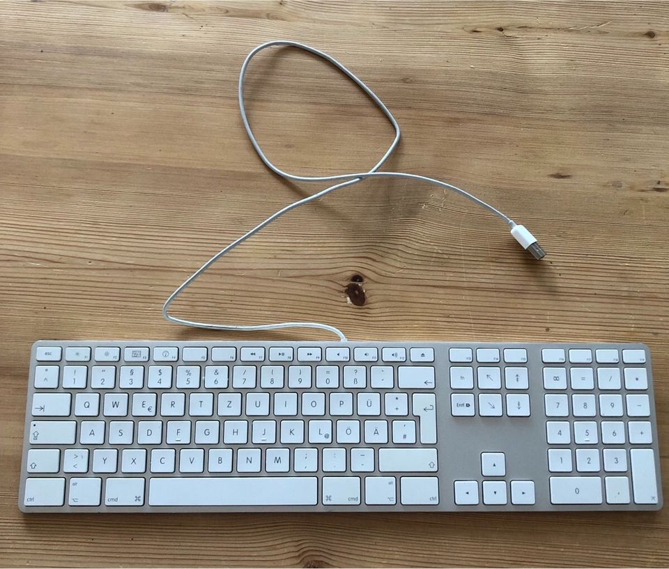 Apple kabelgebundene Tastatur/ Keyboard in Teltow