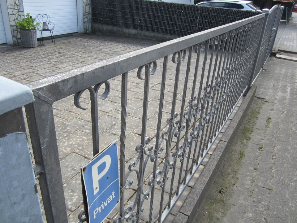 Verzinkter Hofzaun  mit Hammerschlag Farbe gestrichen. in Kronberg im Taunus