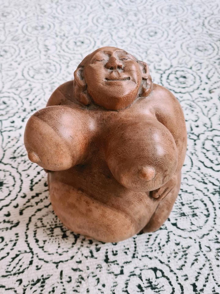 Weibliche indische Yogifigur in Berlin