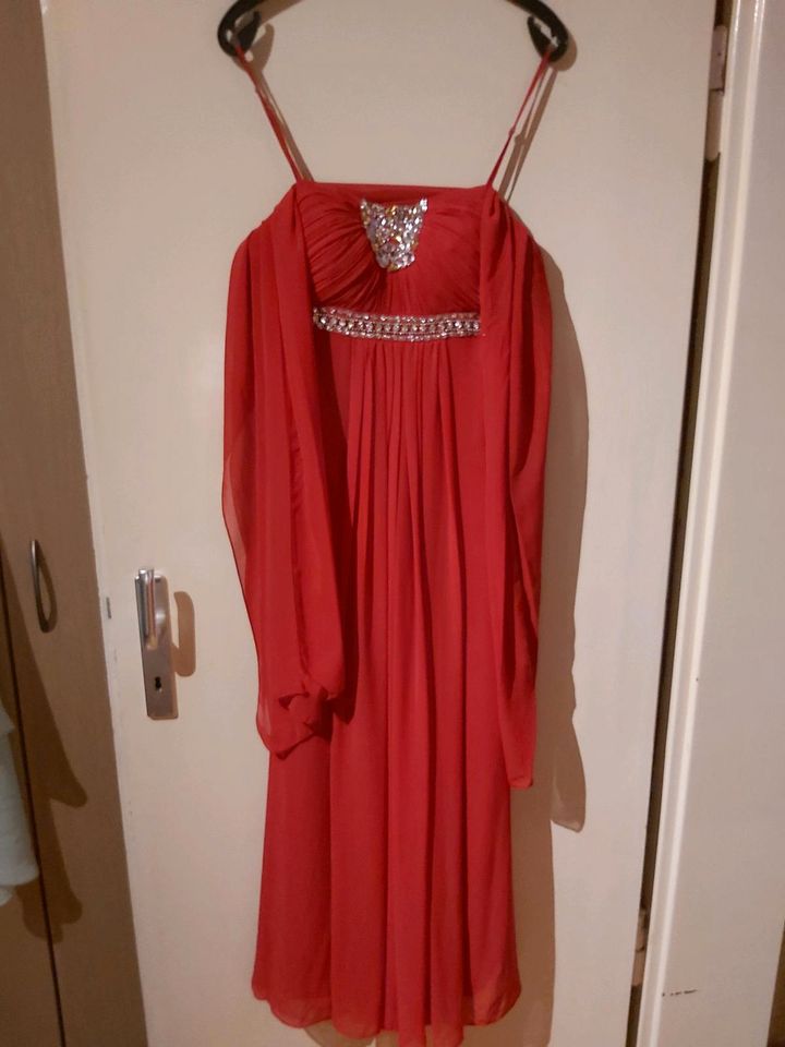 Rotes Kleid mit silbernen Strass und Pailletten mit Stola in Osterode am Harz