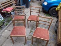 4 alte Holzstühle mit Runden Tisch mit mittel Fuß Sachsen - Oschatz Vorschau