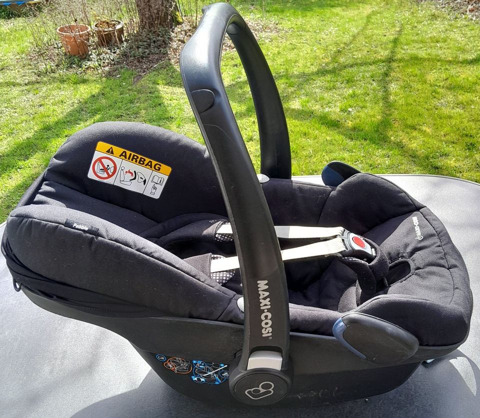 Maxi Cosi Pebble Babyschale in Elchingen