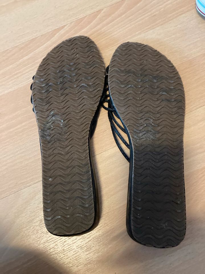 Schlappen schwarz Schuhe Sandalen Größe 38 in Dülmen