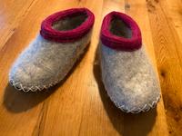 Filzpantoffeln/ Hausschuhe Ledersohle, 39, handmade in Österreich Niedersachsen - Berne Vorschau