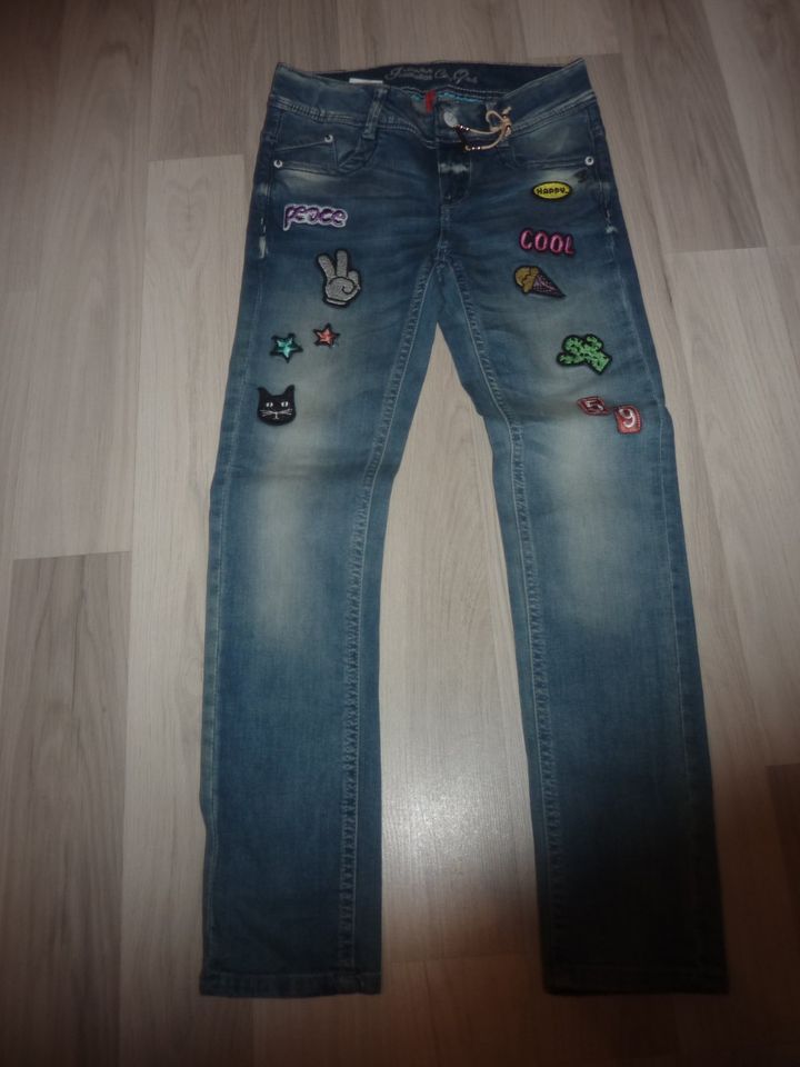 LEMMI Jeanshose Gr. 140 mit Patches, NEUWERTIG in Wiehl