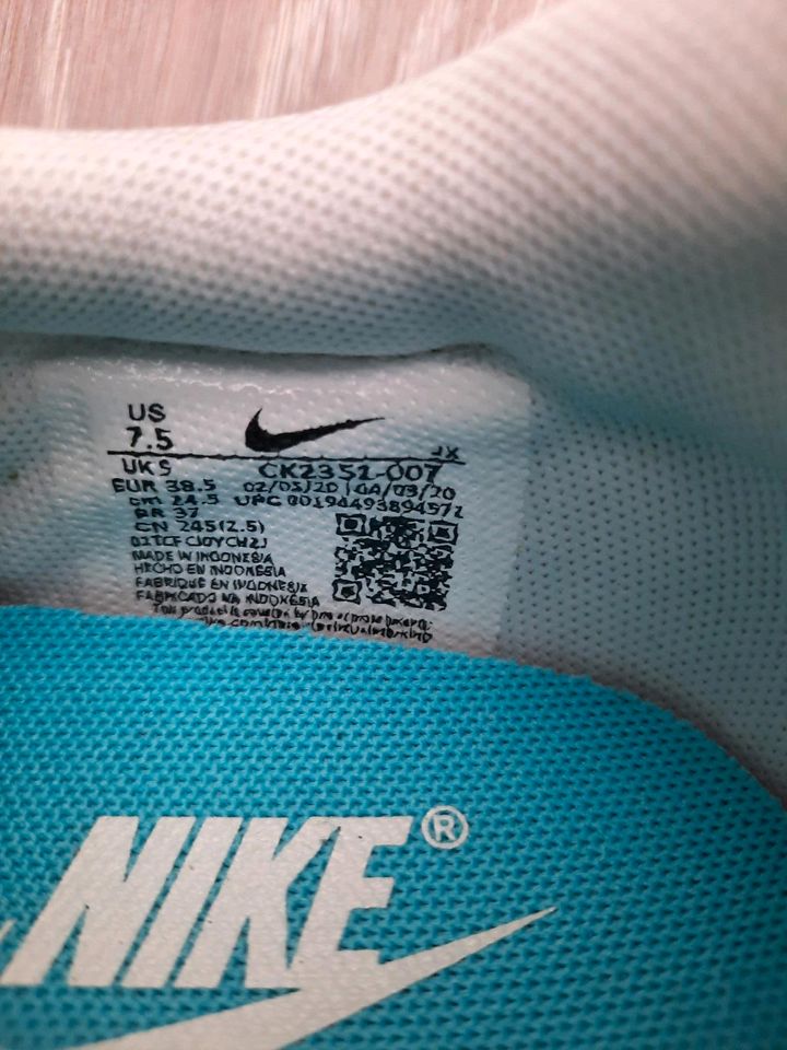 Original Nike Sneaker 38,5 weiß wie neu Laufschuhe in Mönchengladbach