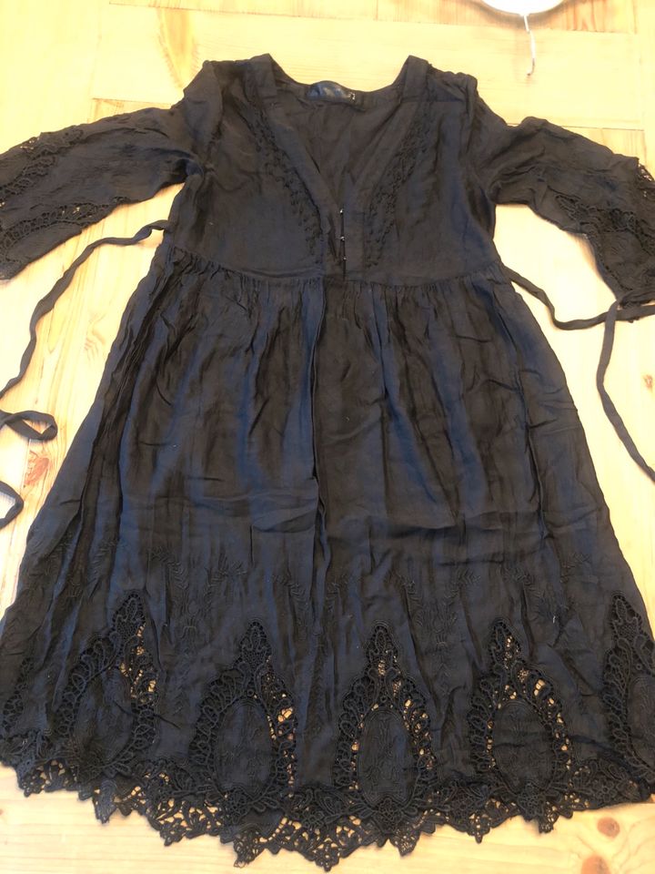 Hallhuber schwarzes Kleid mit Spitze Lochmuster Gr 36 in Bonn