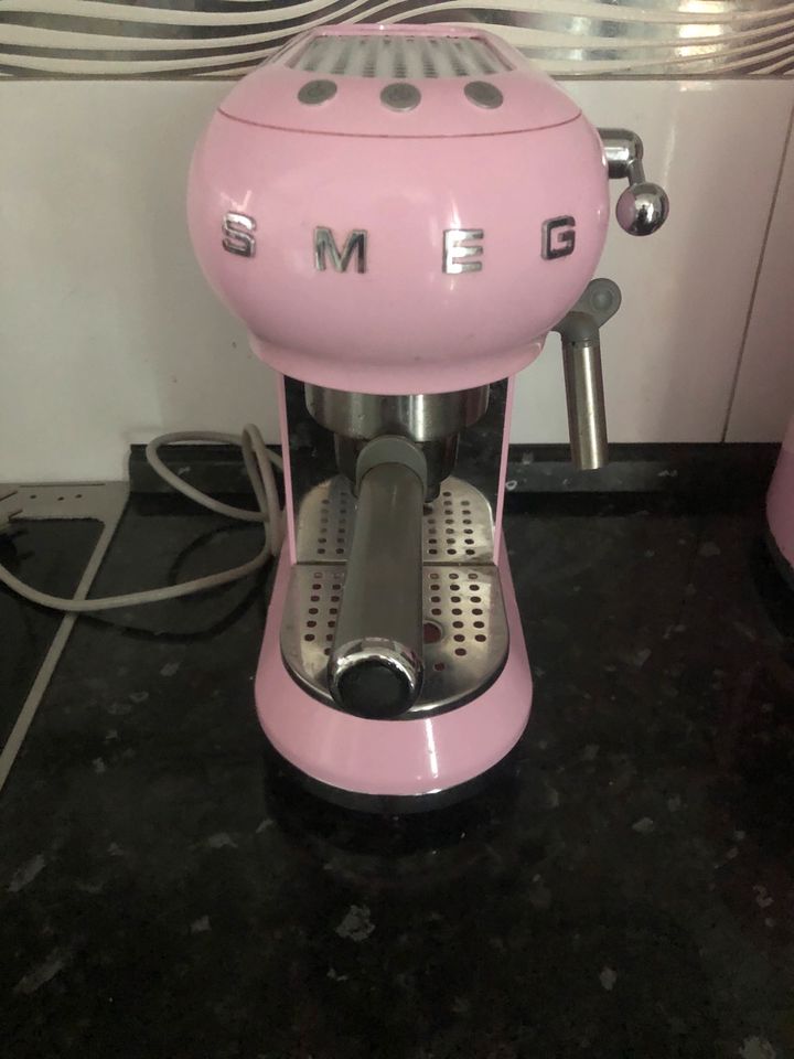 Smeg Espresso Maschine in rosa in Rüsselsheim