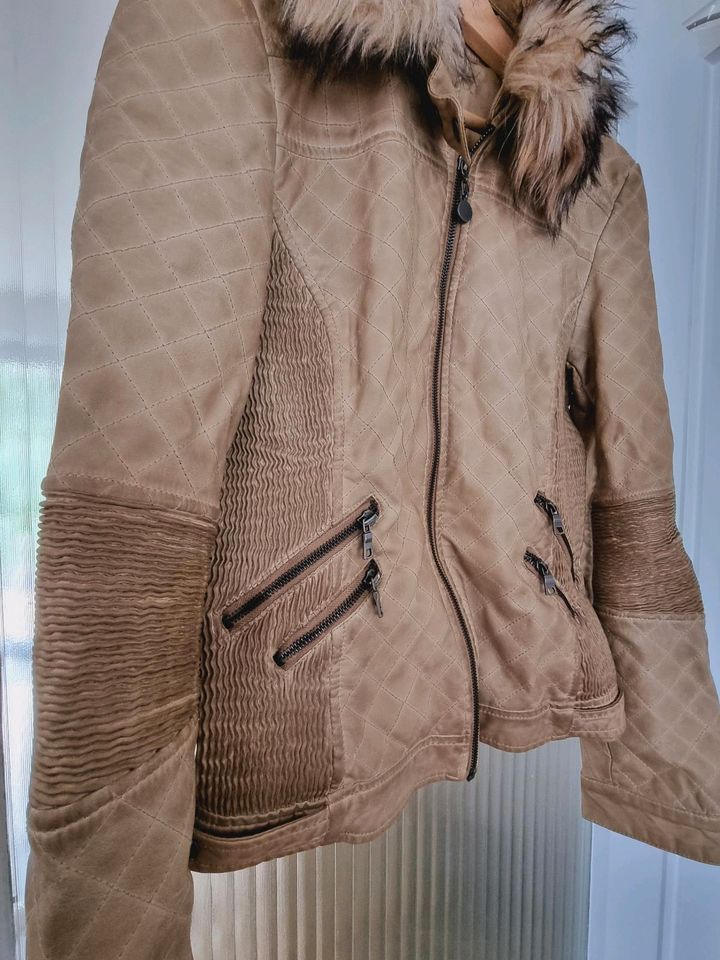 Stylische Lederjacke GUESS mit Fell, Gr M in Landau in der Pfalz