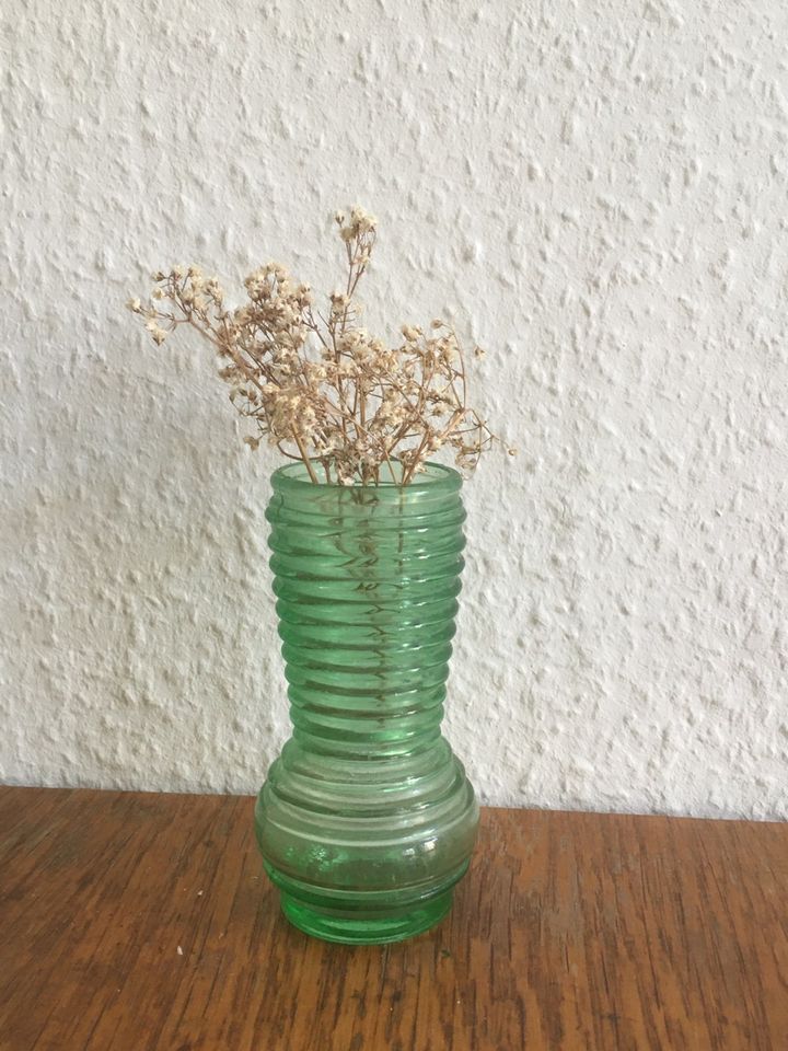 Grüne Glasvase DDR Vase Blumenvase Pressglas in Leipzig