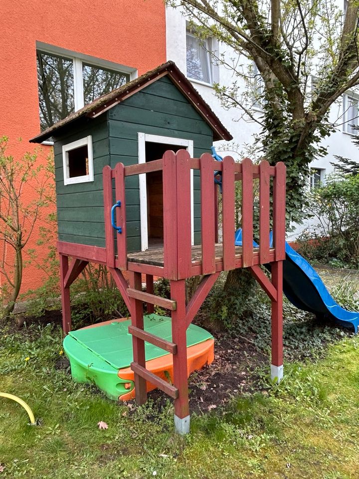 Stelzenhaus / Spielhaus mit  Rutsche, Dach v. Dachdecker gedeckt! in Berlin