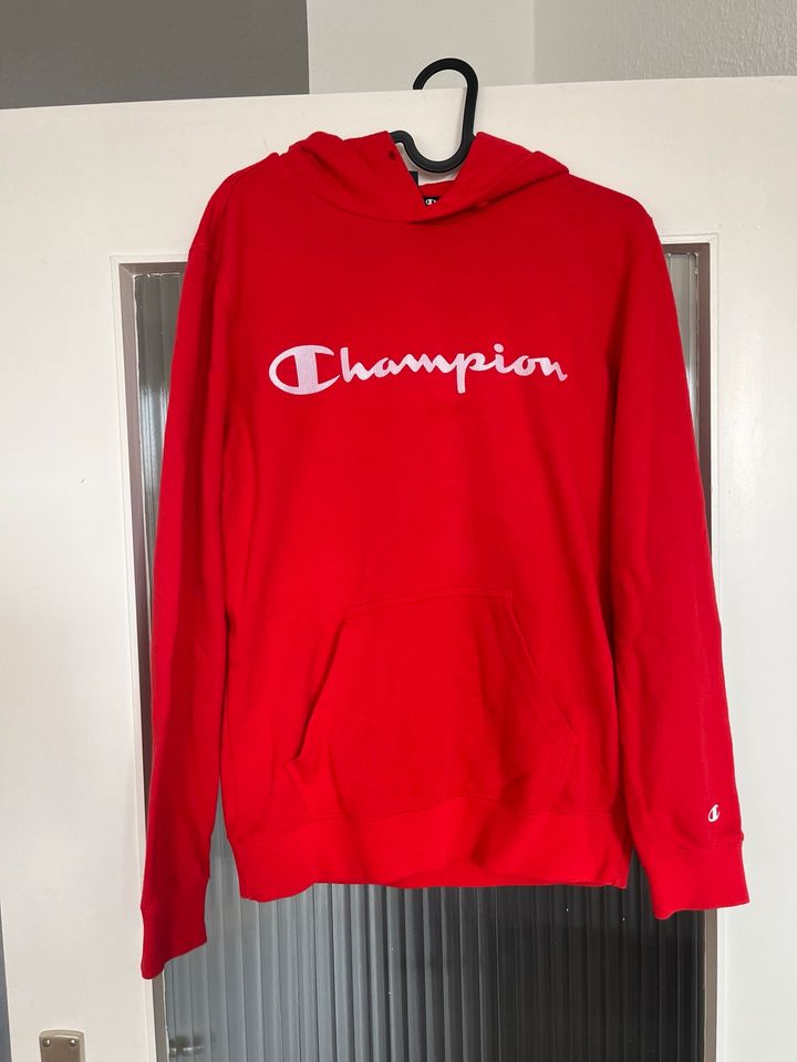 Kapuzenpullover , Hoodie in rot von Champion in Braunschweig