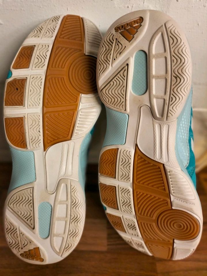 Adidas Hallenschuhe US 9 EU 41 1 2 ungetragen in Niedersachsen