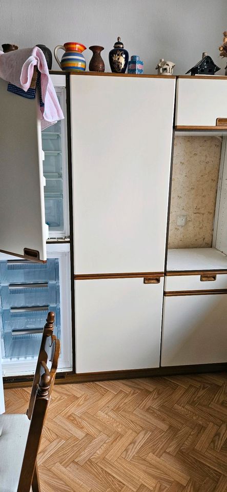 Küche mit Geräten Kühlschrank Gefrierschrank Spülmaschine Backofe in Duisburg