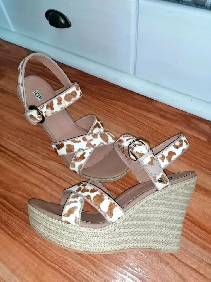 Ugg plateau sandalen kuhfell 41 Neu in Neuenhaus