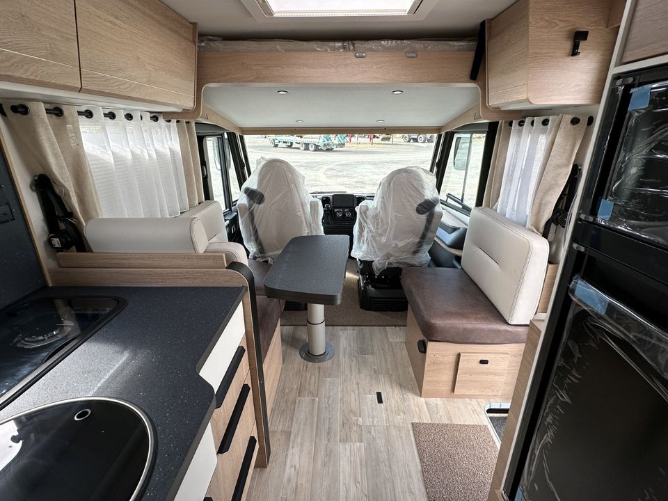 Mooveo Wohnmobil Integriert INT74QBF, Queensbett in Haßfurt