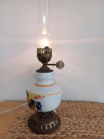 Wunderschöne alte Petroleumlampe aus Messing und Porzellan 55 cm Niedersachsen - Osnabrück Vorschau