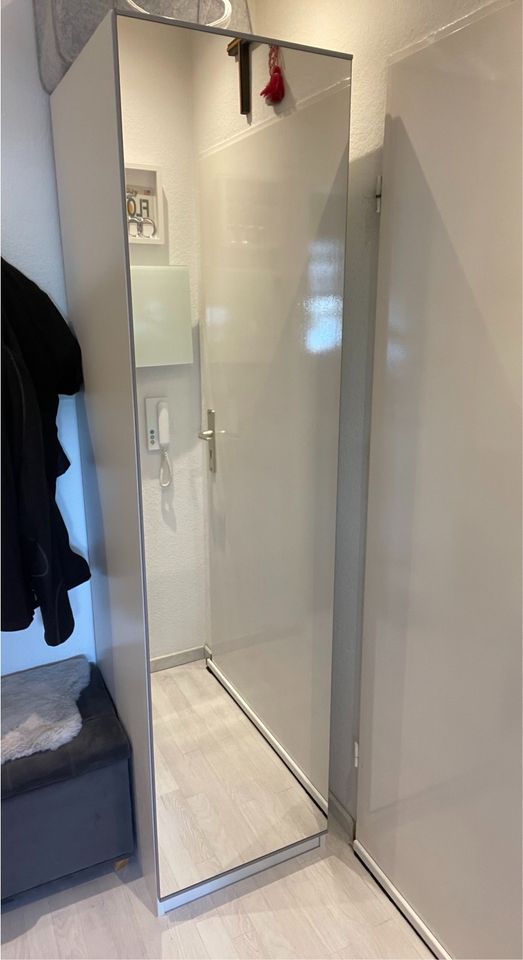 Pax Spiegelschrank 50x60x210 in Oberursel (Taunus)