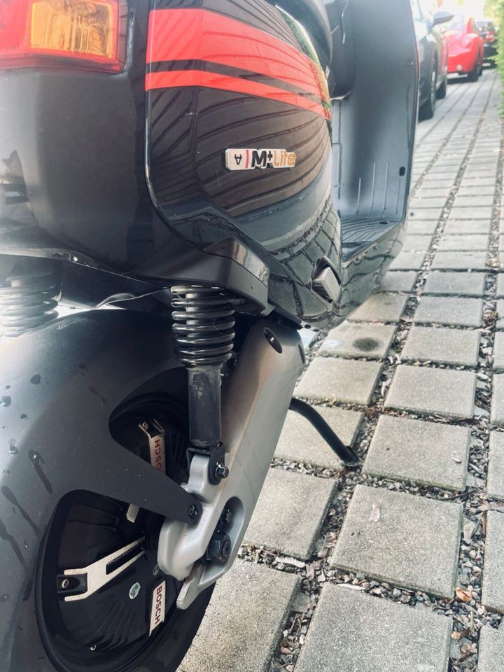 Niu Escooter M+ Lite +Helm +Case Roller Motorroller in Dresden