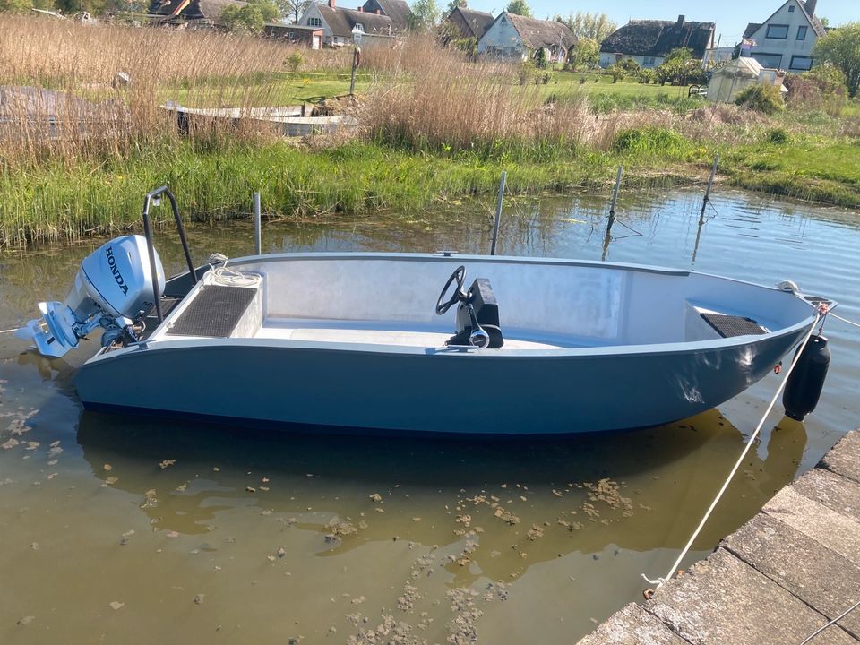 Konsolenboot Aluminiummotorboot 50 PS Außenborder Trailer in Kröslin