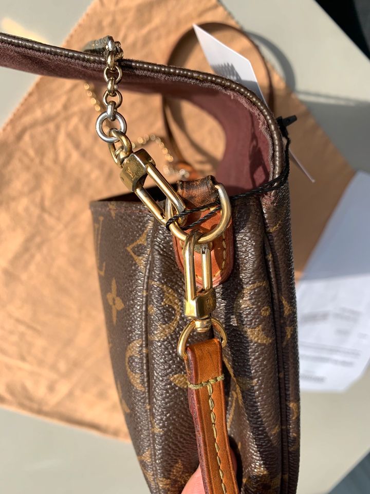 "Louis Vuitton" Tasche, Pochette, Favorite PM, zwei Tragegurte in Bonn