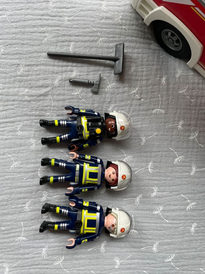 PLAYMOBIL City Action Feuerwehr-Leiterfahrzeug in Berlin