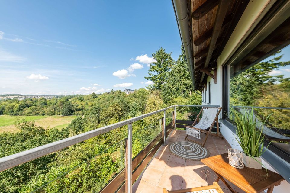 Stilvoller Bungalow mit einzigartigem Ausblick ins Tal vom Logenplatz-Balkon (käuferprovisionsfrei) in Simmern