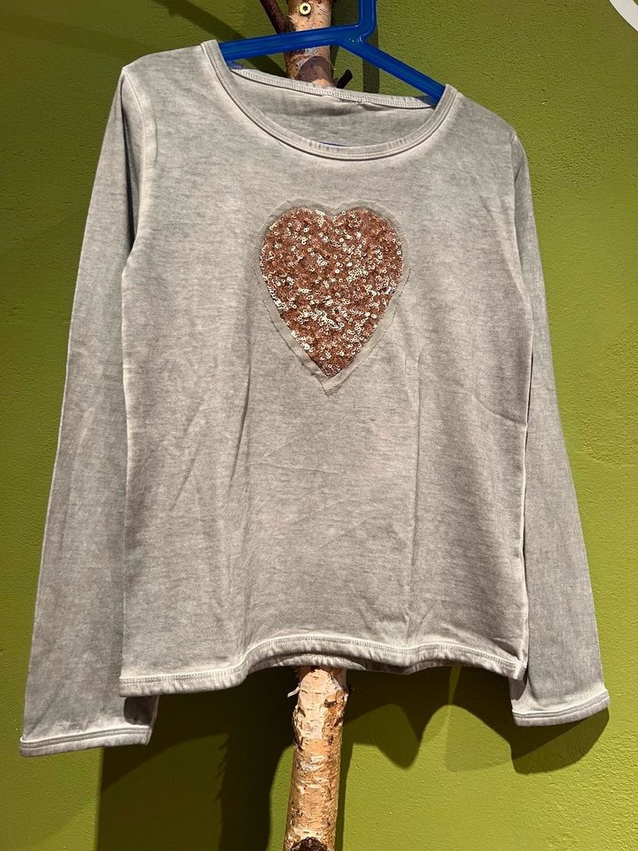 Staccato Shirt grauer Pulli glitzer Herz Größe 128 in Goldkronach