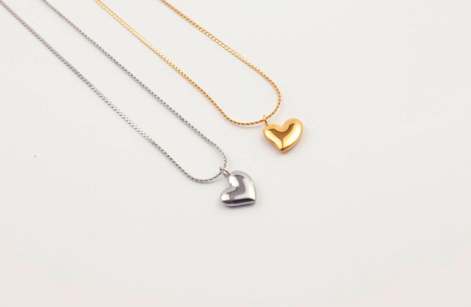 Zierliche Halskette mit Herz Anhänger in gold oder silber in Hürth