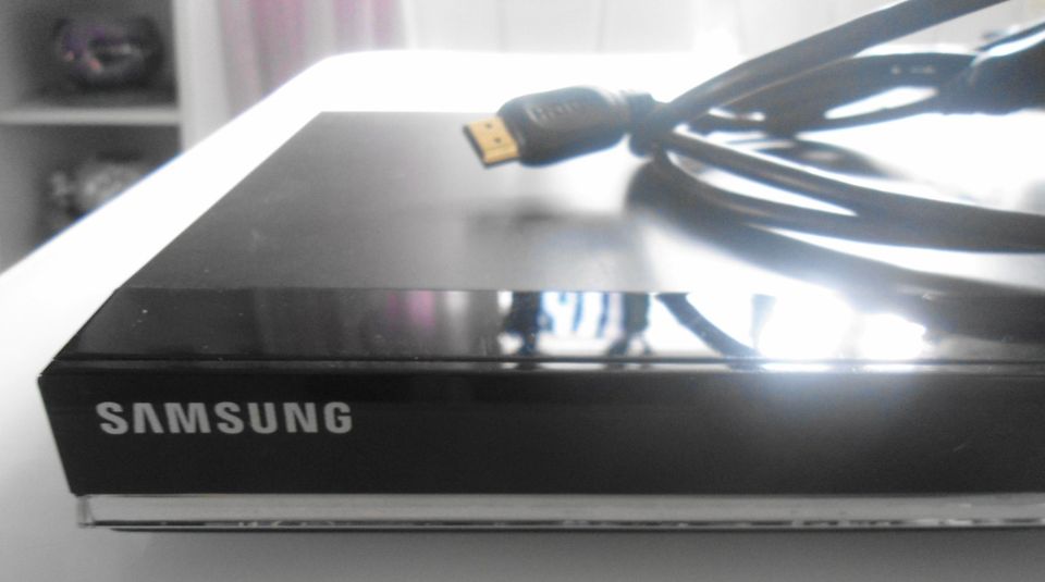 Samsung DVD Player HDMI TV CD AC 110 - 240V - 50 /60 Hz 11 W in Villingen-Schwenningen
