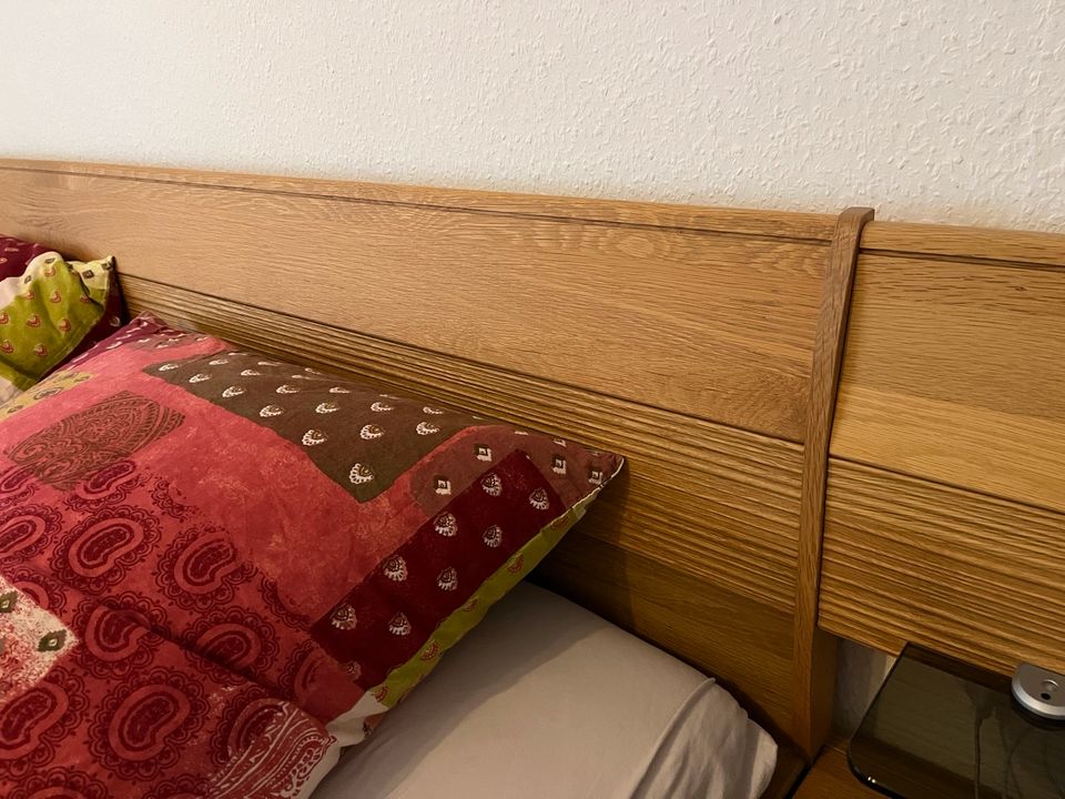 Doppelbett aus Eichenholz mit Nachtkonsolen in Hagen am Teutoburger Wald