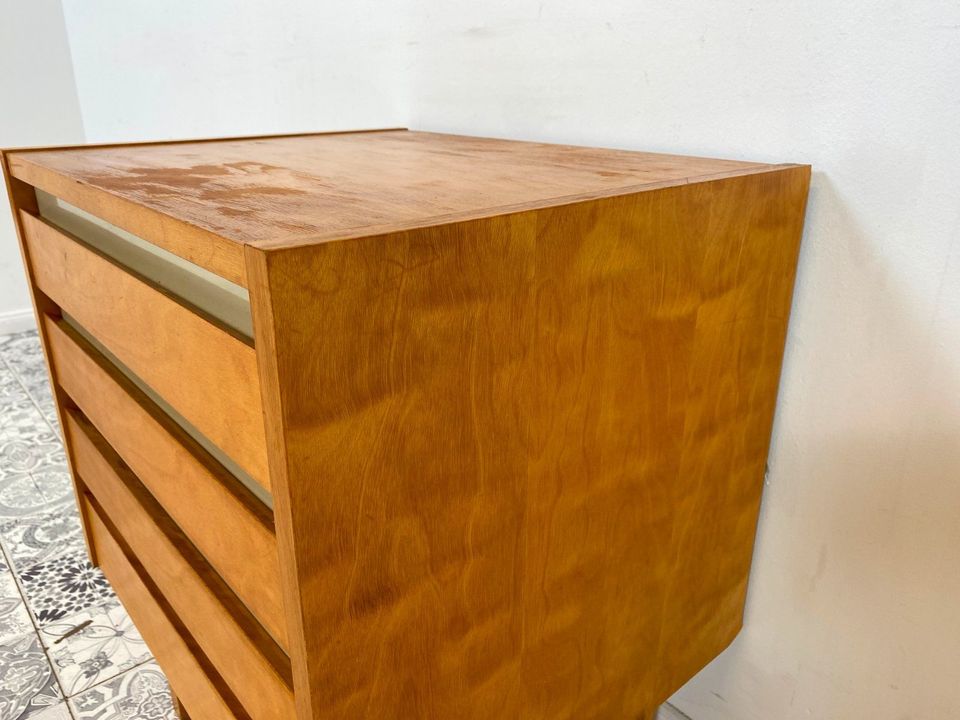 WMK Hübsche und sehr rare kleine Mid-Century Kommode 794/10a von VEB Hellerau aus 1967 mit vier Schubladen # Nachtschrank Nachtschränkchen Nachtkommode Nachttisch Beistelltisch 50er 60er DDR Vintage in Berlin