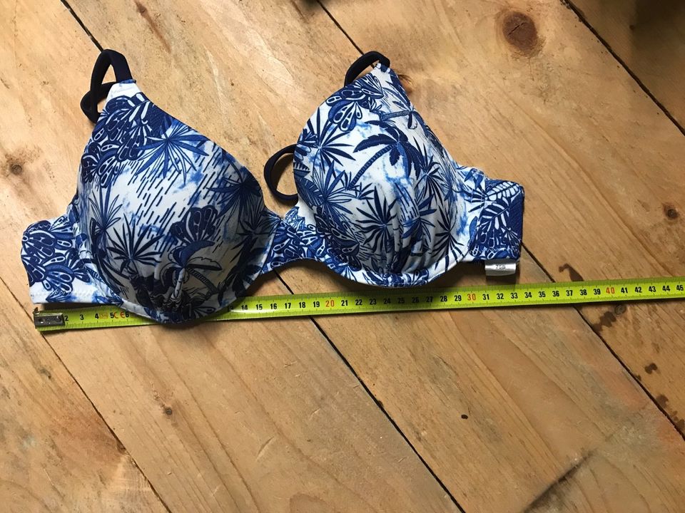 Bikini blau beige Palmen in Wissen