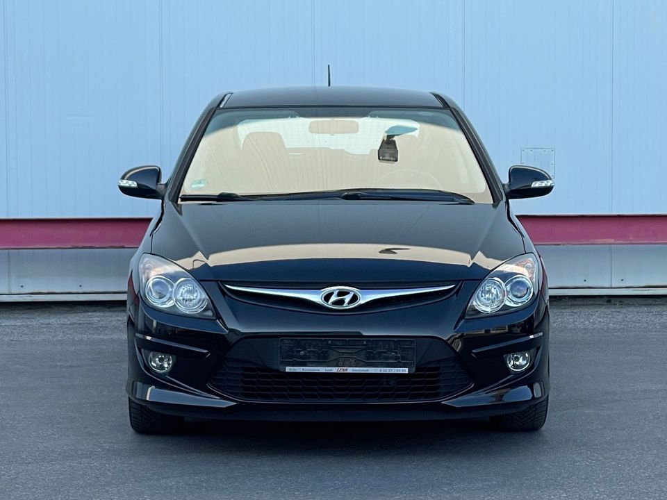 Hyundai i30 Classic/Leder/Klimauto./Temp./PDC/Xenon/SHZ° in Neuss