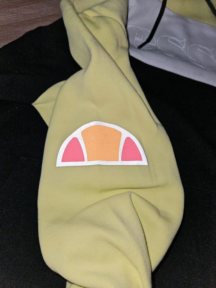 Hoodie Ellesse Größe S in Altlandsberg