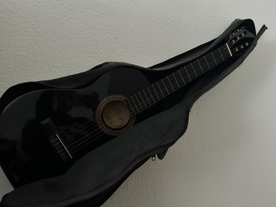 Schwarze Gitarre in Joachimsthal