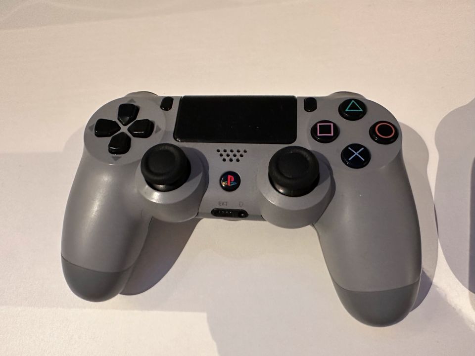 PlayStation 4 500GB 2 Controller in München