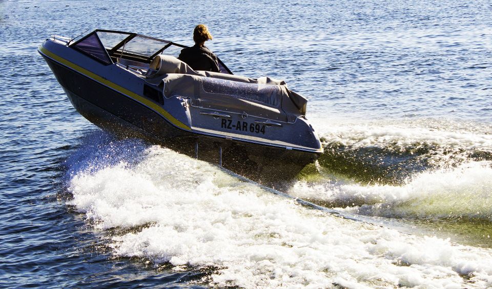 Sportbootfahren auf dem Rhein in Köln