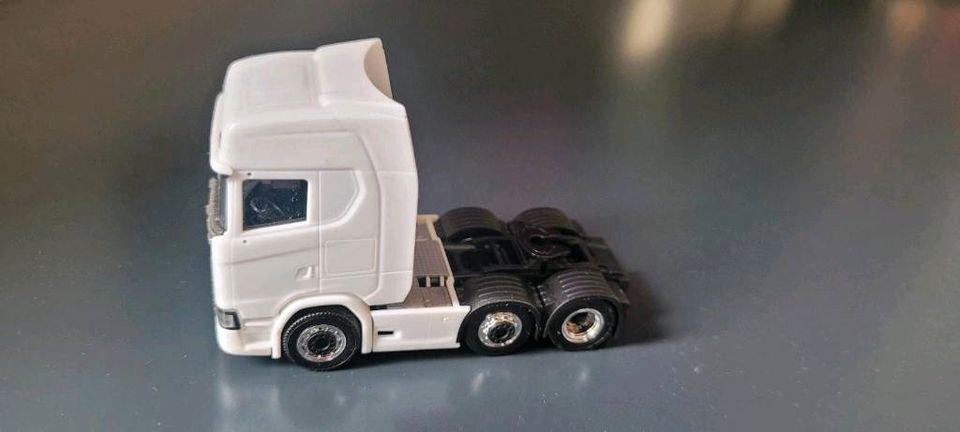 Herpa Zugmaschinen  Scania Volvo DAF in Steinen