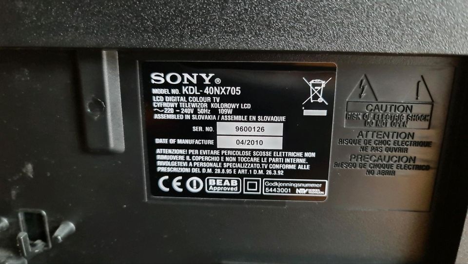 SONY KDL-40NX705 Fernseher weiß mit Konsole in Deggenhausertal