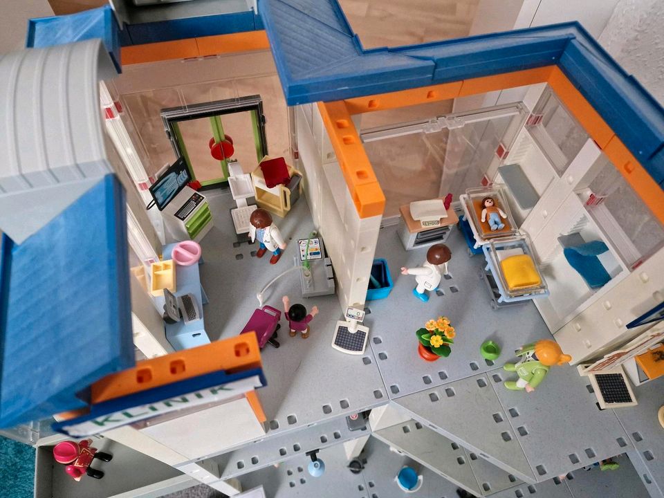 Playmobil XXL Krankenhaus 4404 mit Spielplatz und Café dazu in Amberg