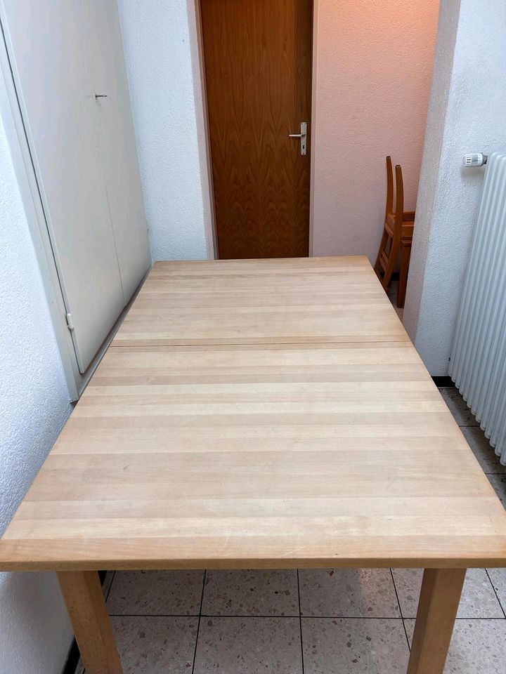 Stabiler Holztisch(1x)  mit passenden Holzstühlen(4x) in Donaueschingen