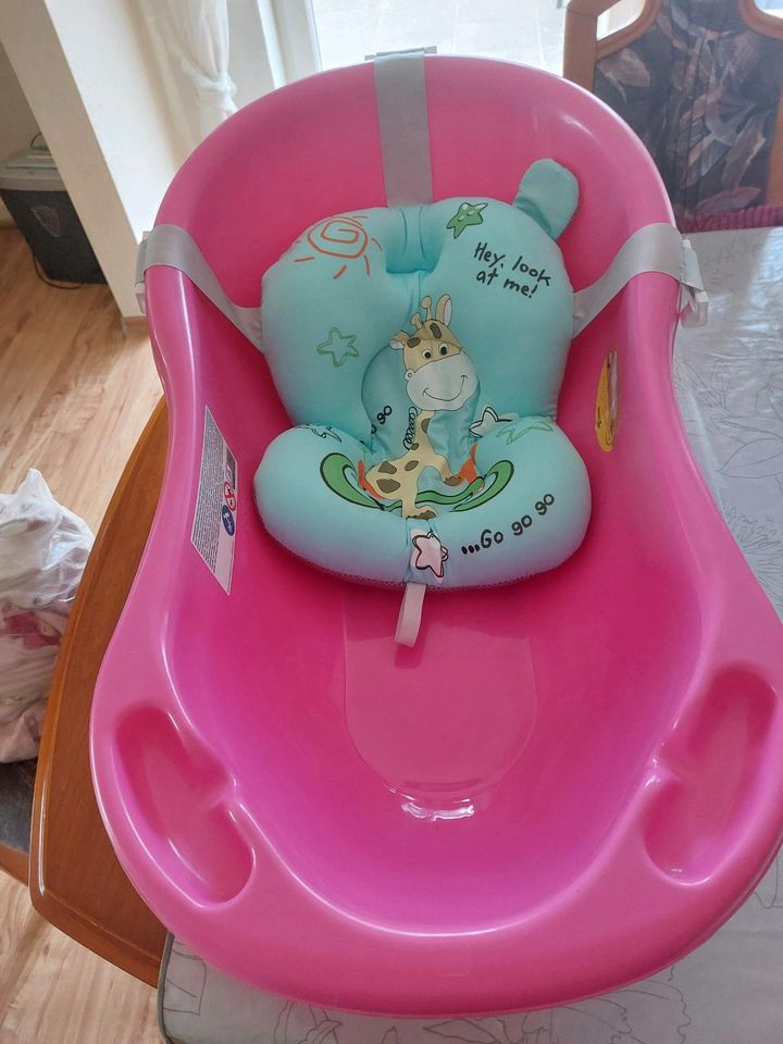 Baby Badewanne mit neugeborenen Einsatz in Pahlen