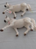 2 Schleich Lipizzaner Stuten mit Fähnchen 13819 Rheinland-Pfalz - Gönnersdorf Vorschau