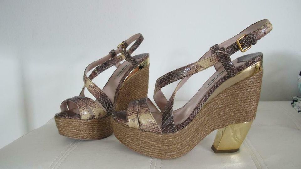 Hammer MIU MIU Wedges / Plateau Sandaletten Gr. 37 TOP NP 800,-€ in Starnberg