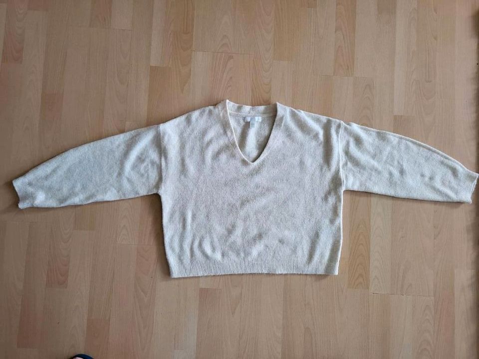 Weicher Pulli von H & M in Solingen