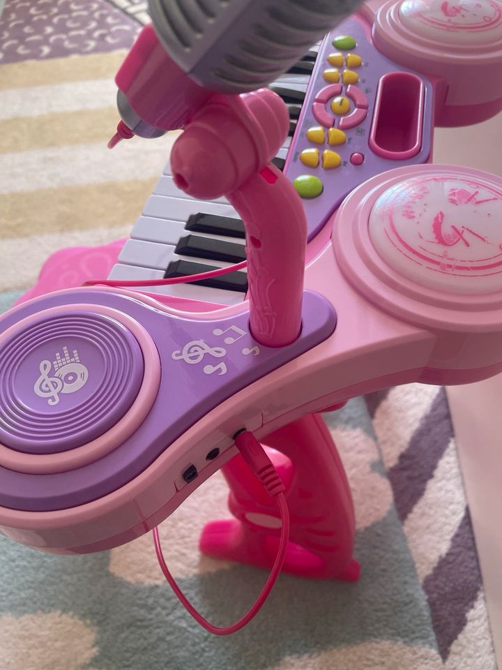 Kinderspielzeug-Musikinstrument, pink, mit Hocker und Mikrofon. in Landshut