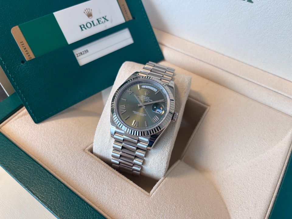 Rolex Day-Date 40 Weißgold Oliv in Tornesch